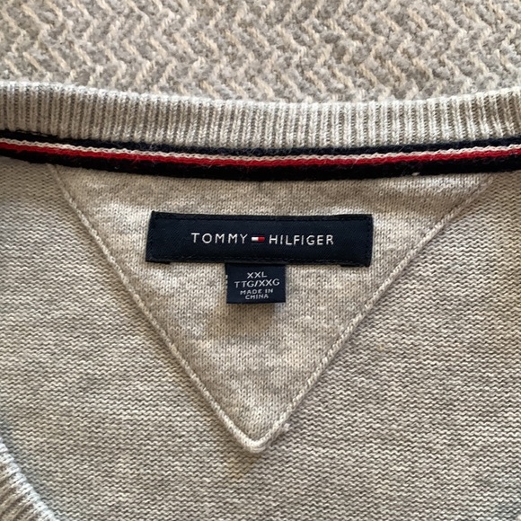 Tommy Hilfiger men’s gray sweatshirt style sweater. Like new - Picture 4 of 5